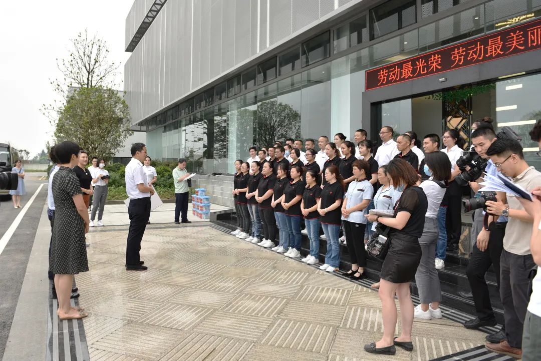 省總工會黨組書記、副主席胥純發(fā)表講話